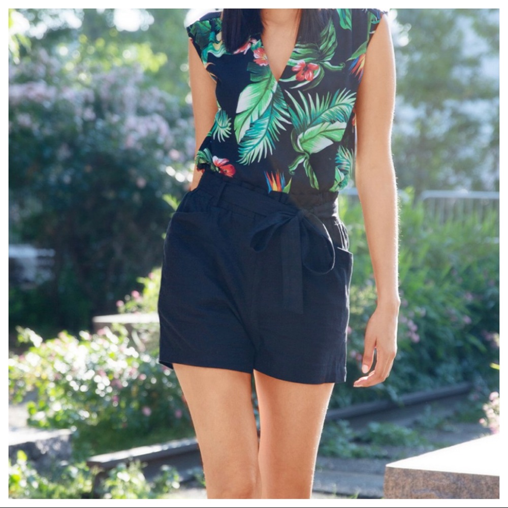 Black Elegant linen self tie waist Shorts - Picture 4 of 5